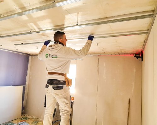Installation de rails sous un plafond